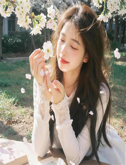 《芽吹く小さな花ゆうみ写真》叙事手法经典解析：时间线安排与视角切换技巧探讨，特别收录